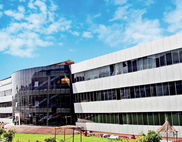 伊克拉国民大学